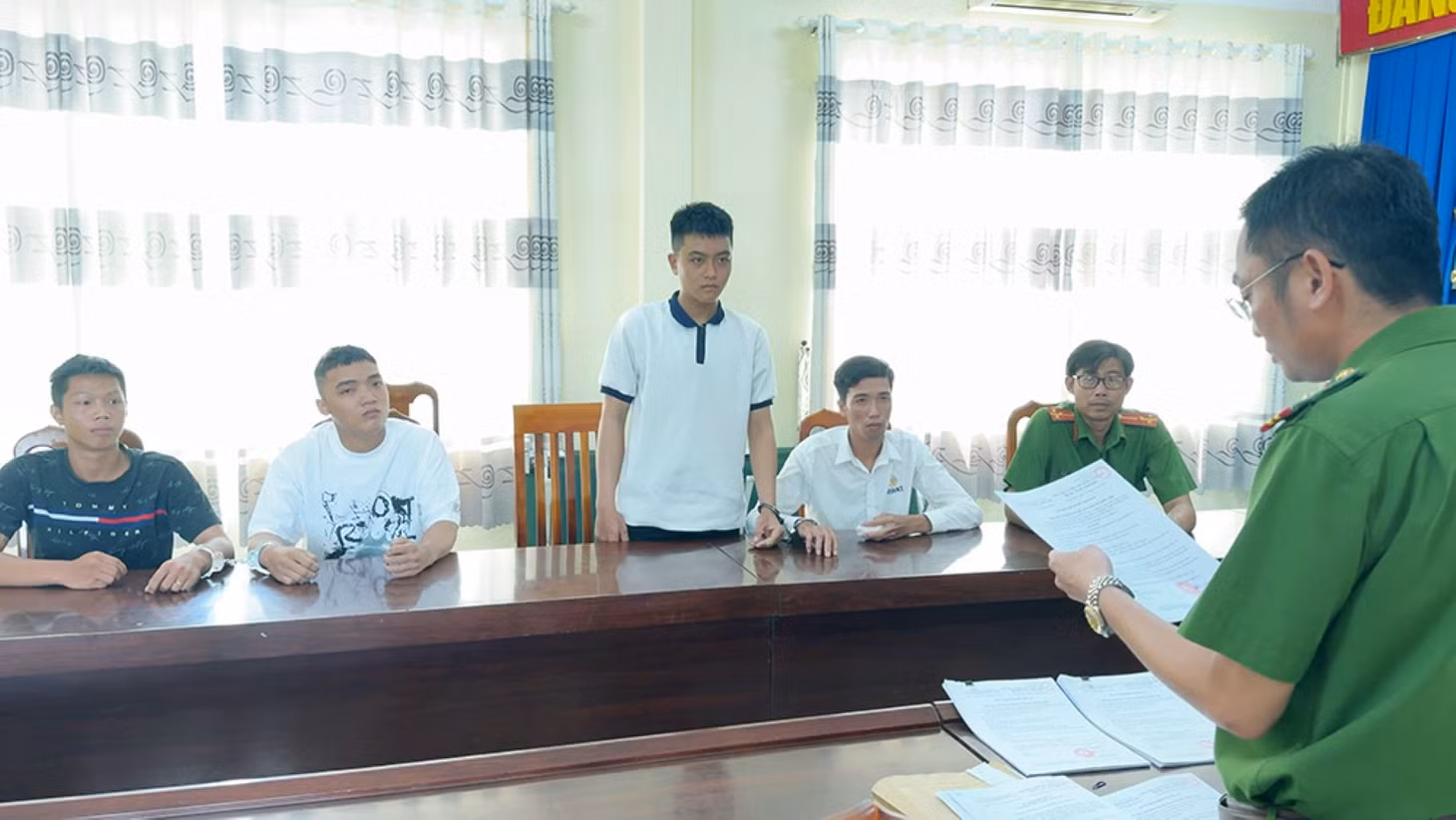 Cơ quan Cảnh sát điều tra Công an TP Long Xuyên thi hành các Quyết định và Lệnh bắt tạm giam đối 04 đối tượng dùng dao chém nhau trong quán nhậu (trái sang): Quí, Di, Hậu và Thanh. Ảnh: Vũ Tiến