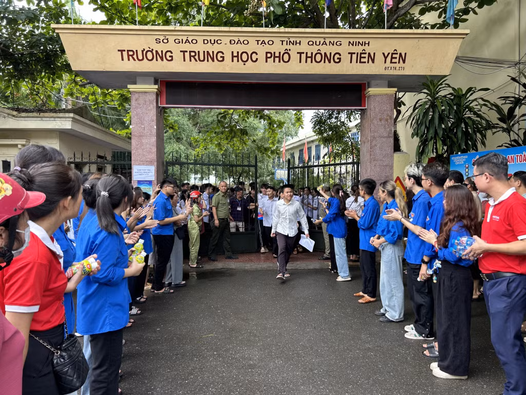 Những thí sinh đầu tiên tại điểm thi Trường THPT Tiên Yên rời khỏi trường thi sau khi kết thúc thời gian làm bài.