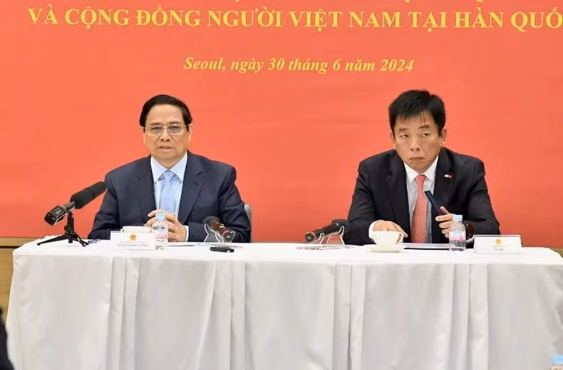 Thủ tướng Phạm Minh Chính phát biểu ý kiến tại buổi gặp gỡ với cán bộ, nhân viên Đại sứ quán, bà con cộng đồng.