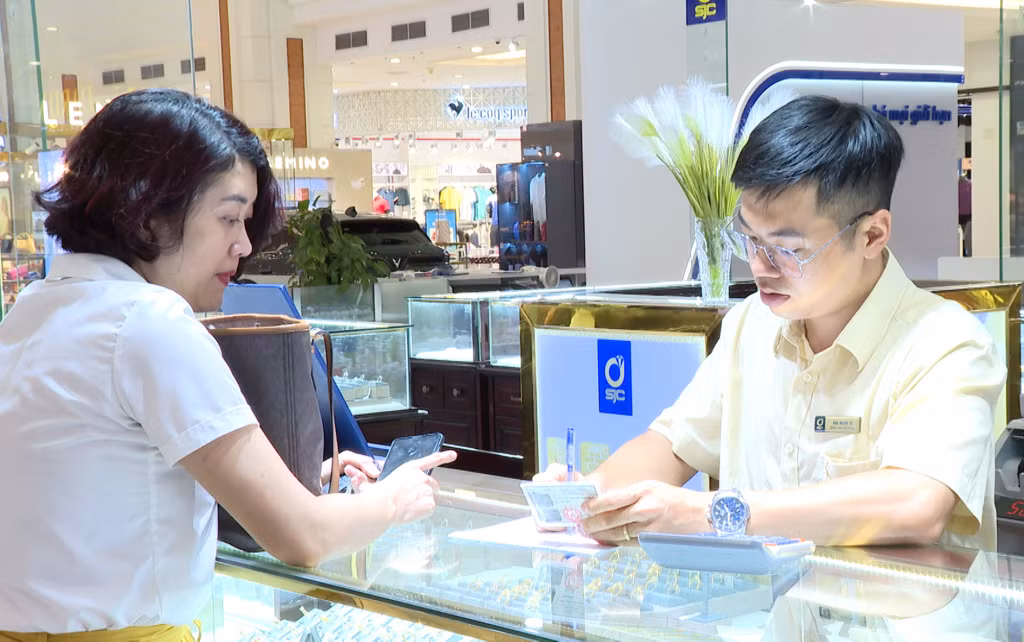 Khách hàng thực hiện các thủ tục mua vàng miếng.