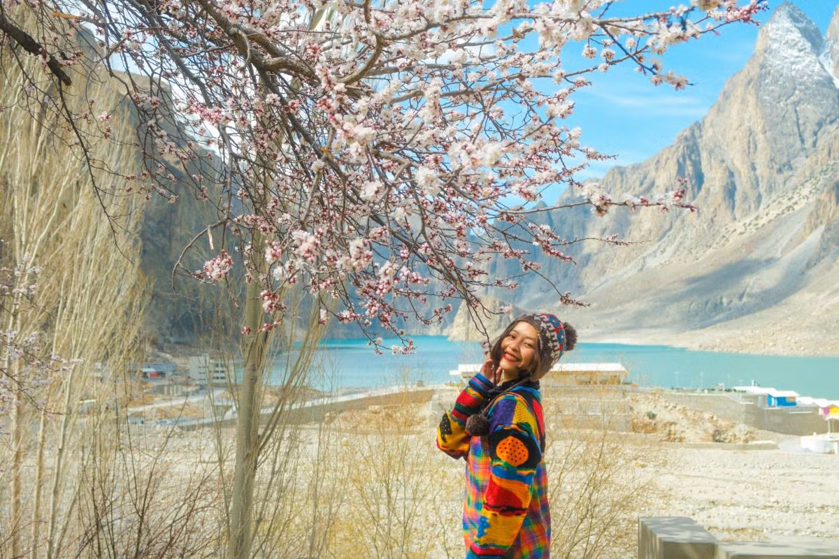 Theo chị Dương, những trải nghiệm không nên bỏ qua khi đến hồ Attabad là trekking xung quanh hồ, đi thuyền hay đơn giản là ngồi ngắm cảnh tại khách sạn bên hồ. Ảnh: Dương Dương Blog