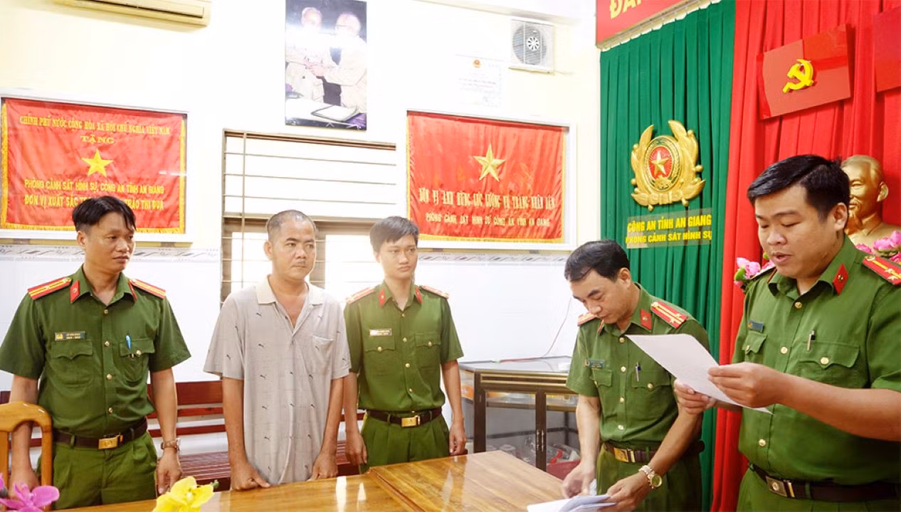 Cơ quan Cảnh sát điều tra Công an tỉnh An Giang tống đạt các Quyết định và Lệnh tạm giam đối với La Văn Thuận vì hành vi liên quan vụ vận chuyển trái phép đô la qua biên giới. Ảnh: Vũ Tiến