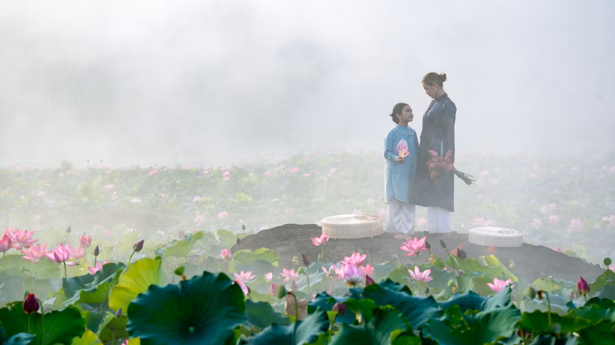 Chị Thi cùng con gái tạo dáng chụp hình giữa đầm sen Trà Lý.