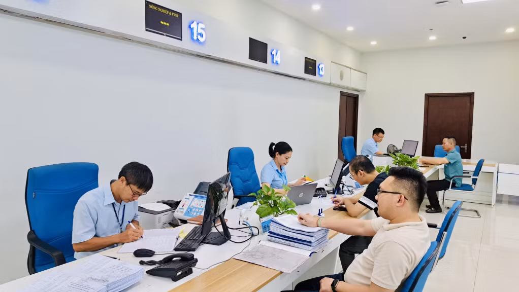 Cán bộ, chuyên viên Sở NN&PTNT làm việc tại Trung tâm Phục vụ hành chính công tỉnh.