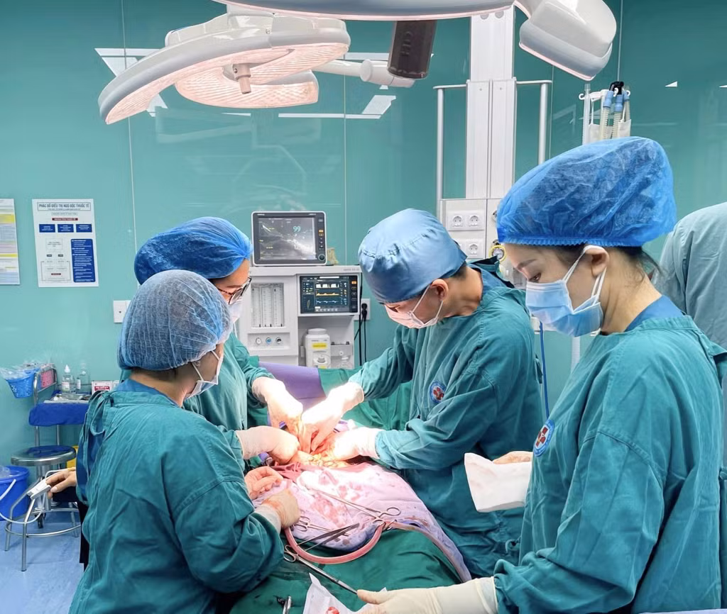 Các bác sĩ TTYT huyện Tiên Yên kịp thời mổ cấp cứu lấy thai nhi cho sản phụ L.T.H.