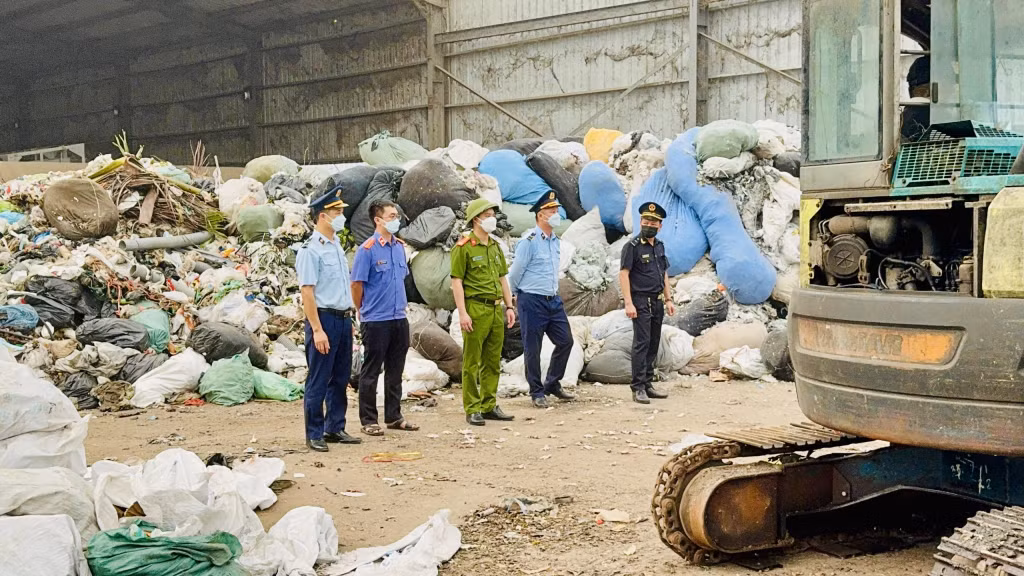 Các lực lượng chức năng giám sát tiêu hủy gần 25 tấn chân gà đông lạnh không rõ nguồn gốc, xuất xứ.