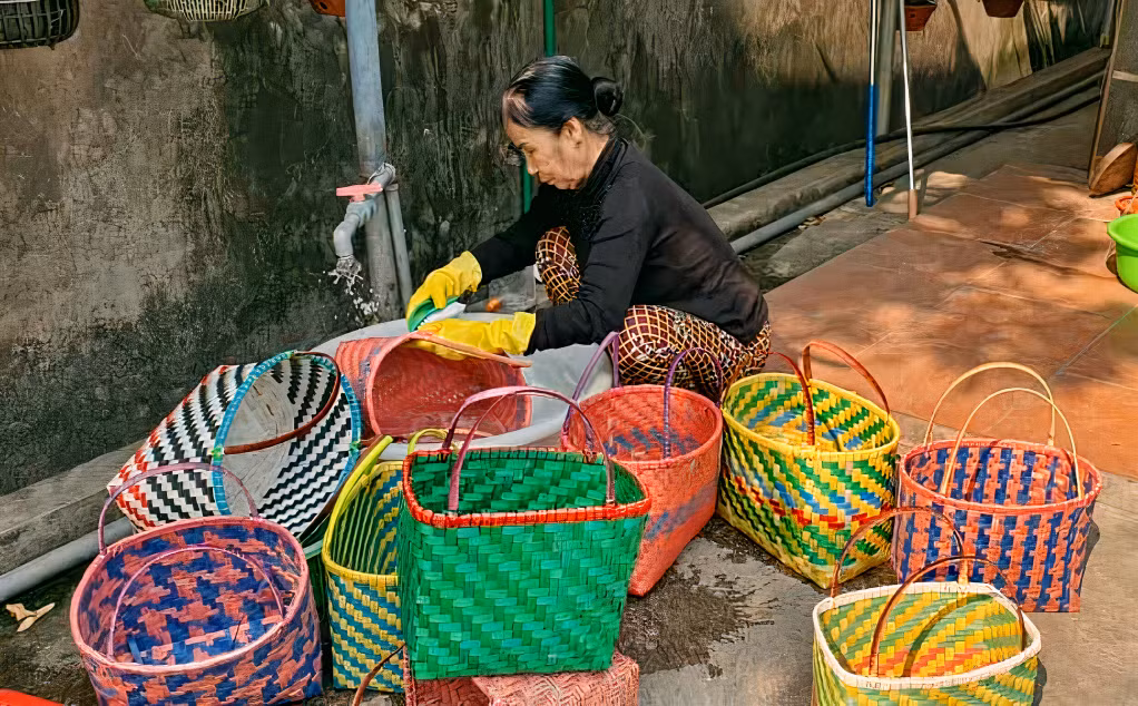 Những dây buộc vật liệu xây dựng được Chi hội phụ nữ khu 10, phường Bãi Cháy (TP Hạ Long) tái chế thành làn nhựa.