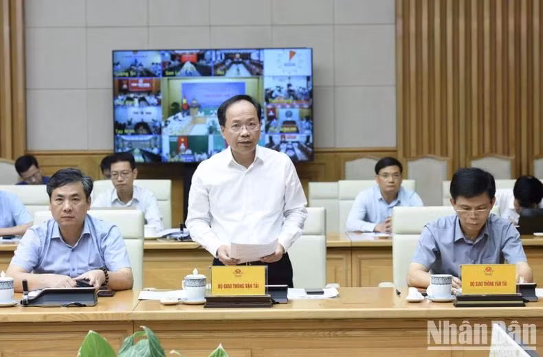 Đại diện lãnh đạo Bộ Giao thông vận tải báo cáo tại Phiên họp (Ảnh: Trần Hải).