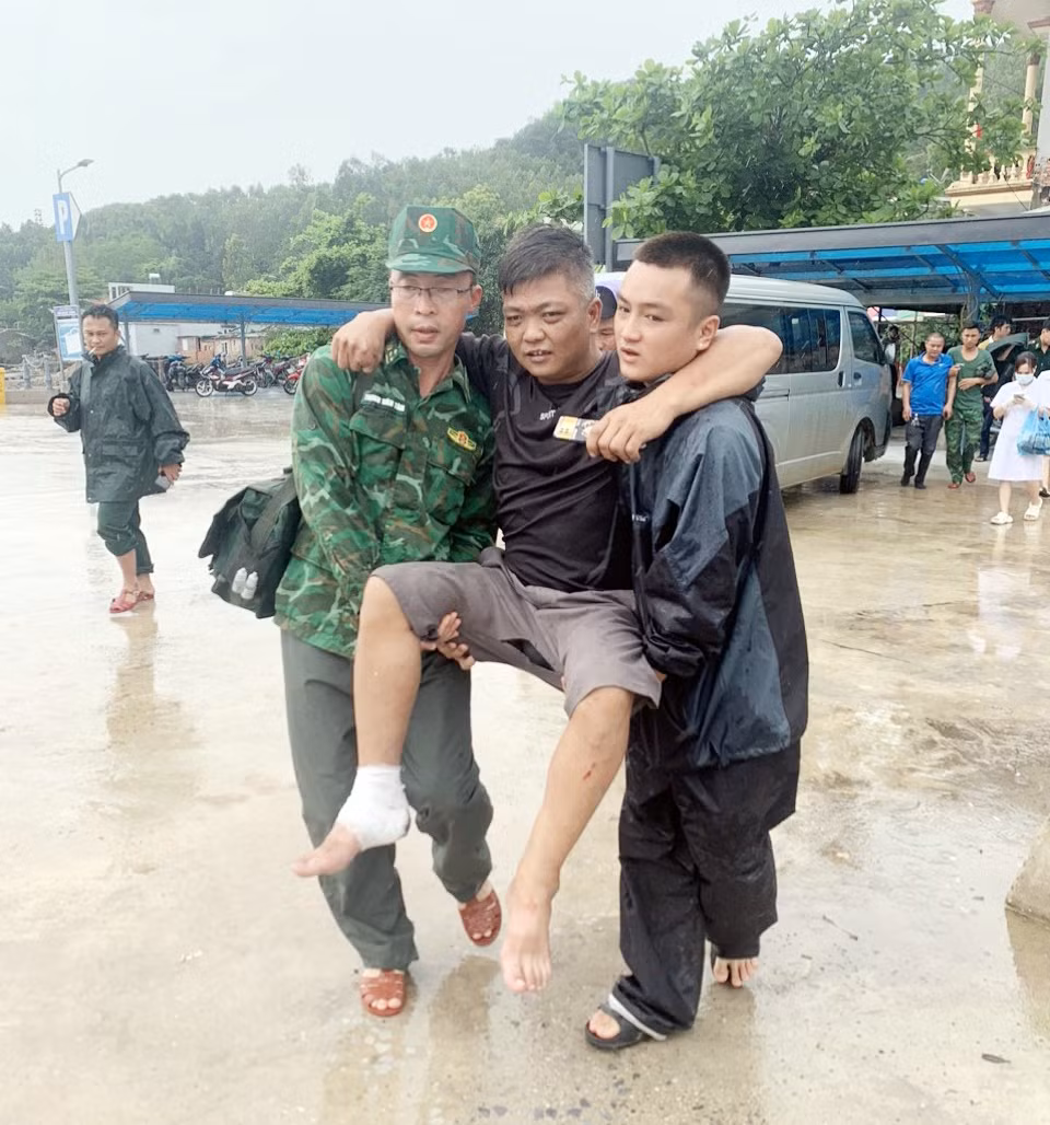 Quân y Đồn Biên phòng Ngọc Vừng hỗ trợ sơ cứu nạn nhân. (Ảnh Đồn Biên phòng Ngọc Vừng cung cấp)
