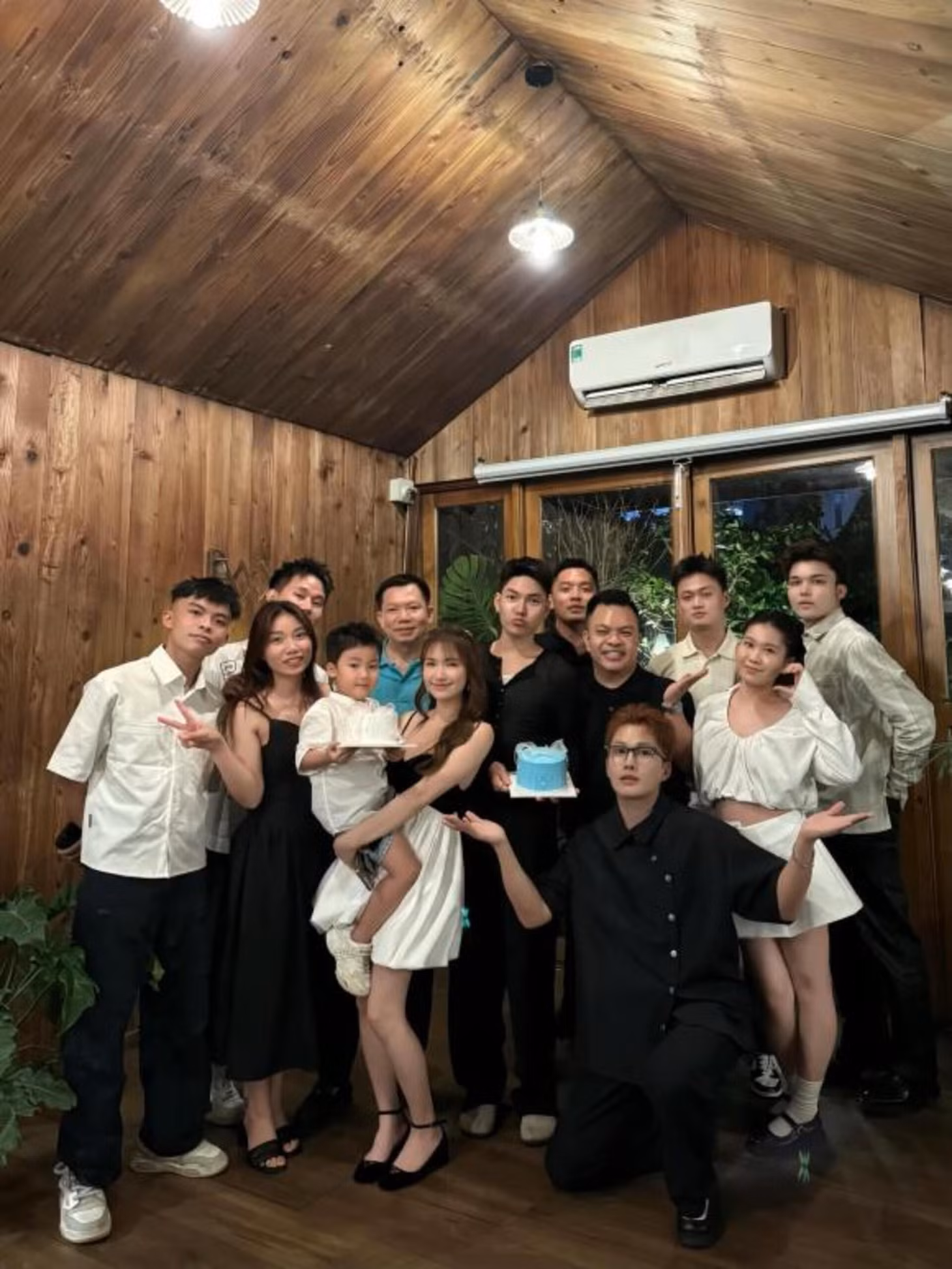 Hoà Minzy đón sinh nhật ấm cúng bên người thân bạn bè và những người em thân thiết. Nữ ca sĩ diện đồ đơn giản nhưng trẻ trung, xinh đẹp.