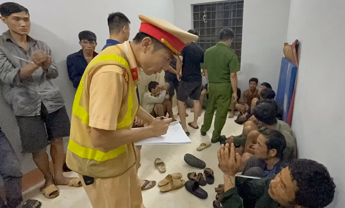 Lực lượng chức năng thu thập thông tin các đối tượng. Ảnh: Thanh Tuấn