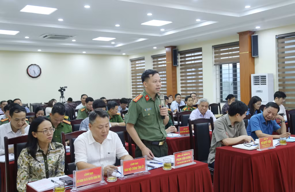 Phó Giám đốc Công an tỉnh phát biểu ý kiến tại cuộc làm việc.