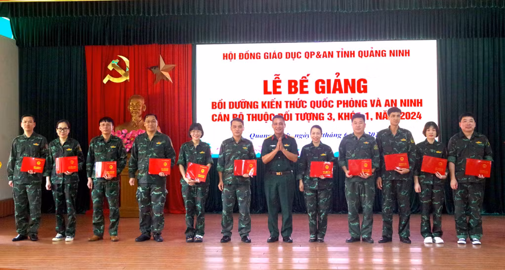 Đại tá Nguyễn Ngọc Sơn, Phó Chỉ huy trưởng Bộ CHQS tỉnh trao giấy chứng nhận hoàn thành chương trình bồi dưỡng kiến thức QPAN cho các học viên.