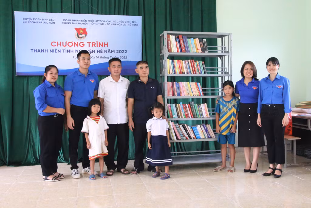 Chi đoàn Thư viện tỉnh trao tặng 1 giá sách với trên 200 đầu sách cho nhà văn hóa thôn Bản Pạt, xã Lục Hồn, huyện Bình Liêu.