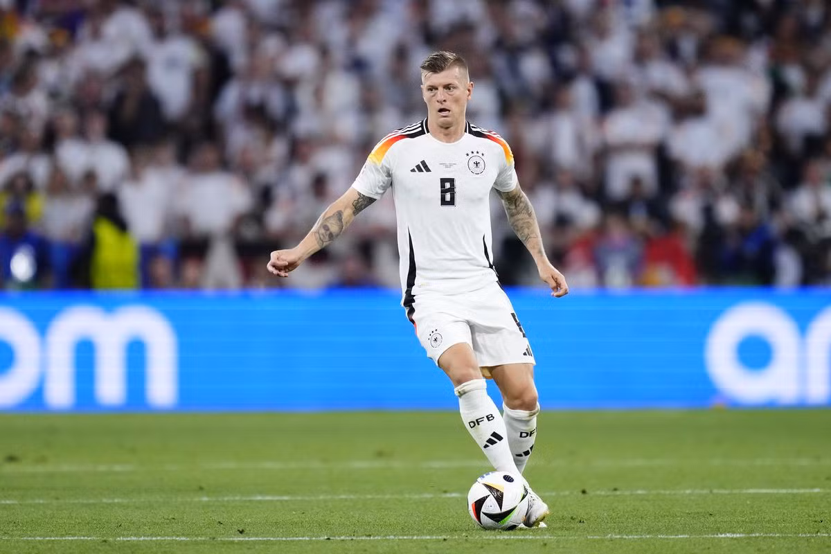 Tiền vệ trung tâm Toni Kroos (Đức): Thuyết phục Kroos trở lại đội tuyển là một trong những quyết định sáng suốt nhất của HLV Julian Nagelsmann ở kỳ EURO này. Khả năng chuyền bóng siêu việt nơi tiền vệ 34 tuổi giúp tuyến giữa Cỗ xe tăng gần như bất khả chiến bại tại bảng A.