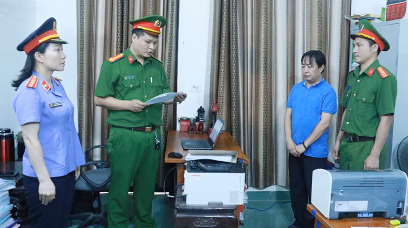 Công bố quyết định khởi tố và đọc lệnh bắt bị can để tạm giam đối với Phan Hồng Sơn.