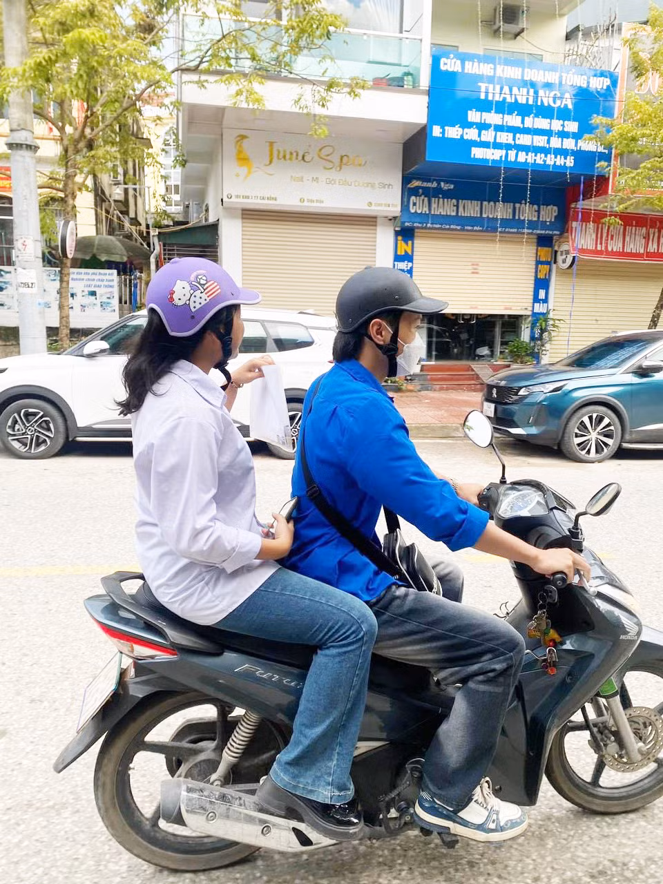 Đoàn viên thanh niên luôn sẵn sàng đưa đón miễn phí các thí sinh trong mỗi buổi thi.