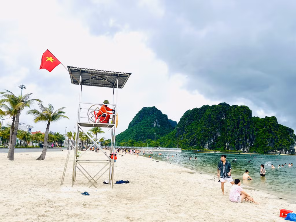 Lực lượng cứu hộ làm nhiệm tại bãi tắm Hòn Gai, TP Hạ Long.