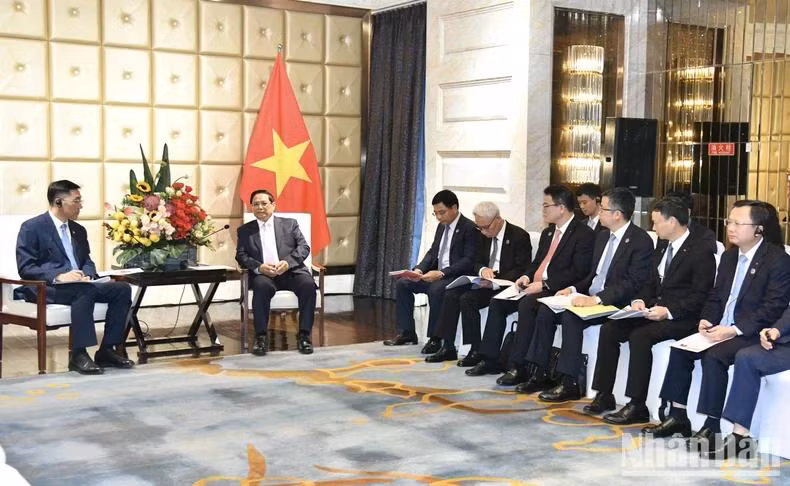 Quang cảnh buổi Thủ tướng Phạm Minh Chính tiếp lãnh đạo Công ty TNHH Đầu máy và toa xe Đại Liên.