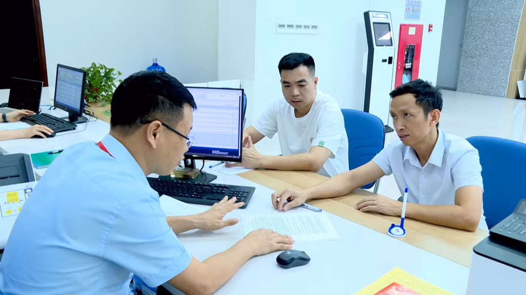 Cán bộ hướng dẫn công dân đến giao dịch thực hiện các thủ tuc hành chính về lĩnh vực nông nghiệp.