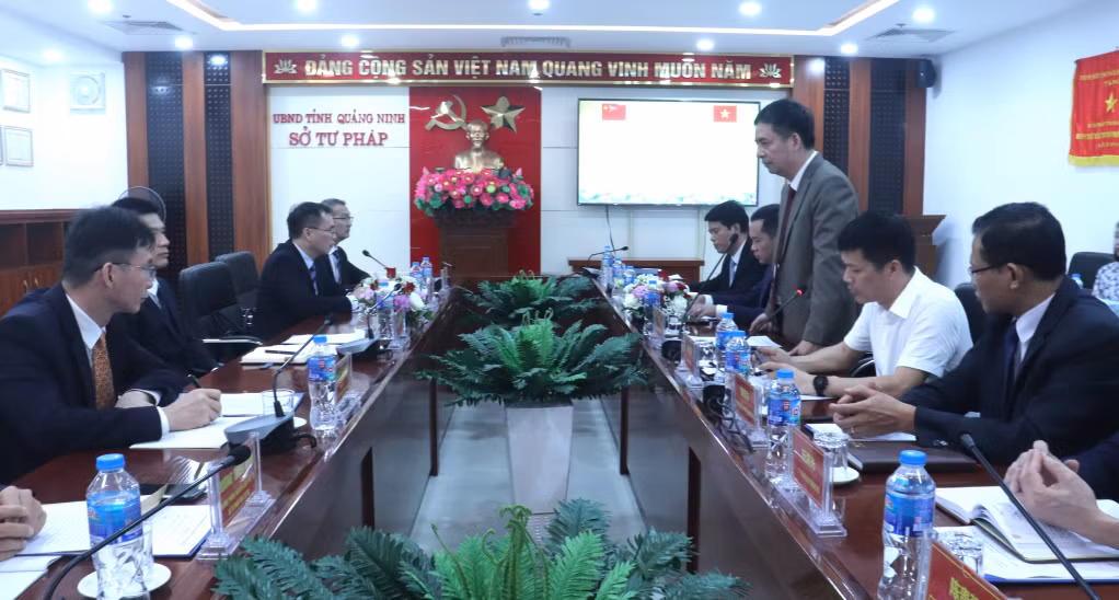 Quang cảnh buổi làm việc.