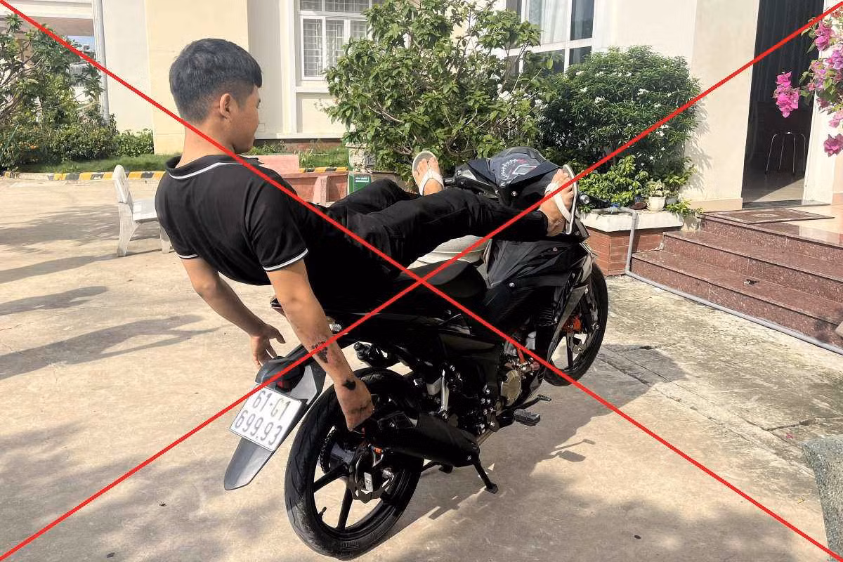 Đ.X.T thực hiện lại hành vi nằm ngửa điều khiển xe máy tốc độ cao. Ảnh: Trường Phan