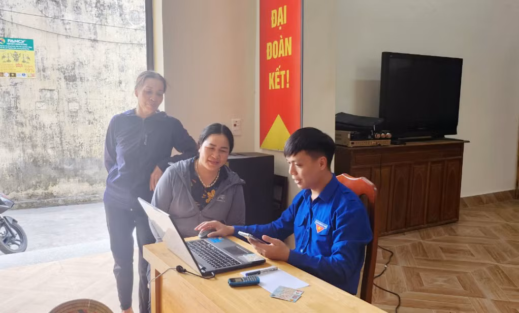 Bí thư Đoàn Vũ Hữu Phong tuyên truyền, hướng dẫn người dân cài đặt ứng dụng VniED, kích hoạt tài khoản định danh điện tử mức độ 1, mức độ 2.