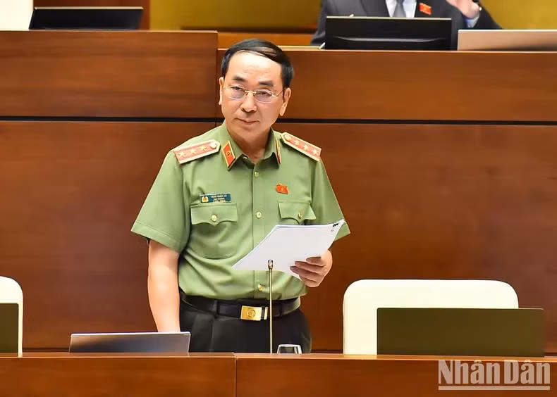 Thượng tướng Trần Quốc Tỏ, Thứ trưởng điều hành Bộ Công an đã báo cáo tiếp thu, giải trình về một số nội dung còn có ý kiến khác nhau có liên quan đến dự thảo Luật Quản lý, sử dụng vũ khí, vật liệu nổ và công cụ hỗ trợ (sửa đổi) tại phiên họp sáng 3/6. (Ảnh: THỦY NGUYÊN)