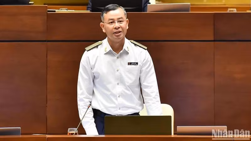 Tổng Kiểm toán nhà nước Ngô Văn Tuấn trả lời chất vấn của đại biểu Quốc hội sáng 5/6. (Ảnh: LINH NGUYÊN)