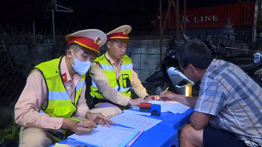 Công dân có thể bị xử phạt hành chính lên đến 12 triệu đồng nếu GPLX ô tô hết hạn sử dụng từ 3 tháng trở lên.