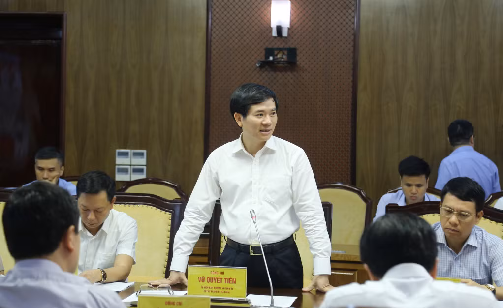 Đồng chí Vũ Quyết Tiến, Ủy viên BTV Tỉnh ủy, Bí thư Thành ủy Hạ Long, phát biểu tại hội nghị.