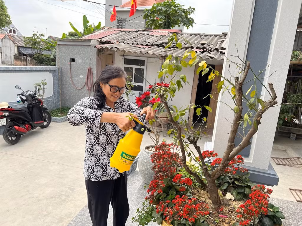 Hình ảnh bà Xa vui vẻ làm việc, chăm lo cho gia đình.