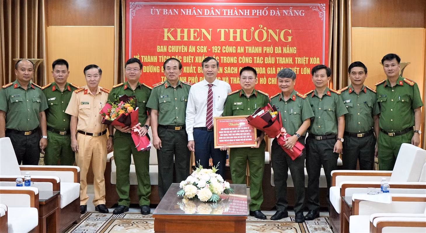 Lãnh đạo TP Đà Nẵng thưởng nóng cho ban chuyên án sau thành tích triệt phá đường dây sản xuất sách giả.