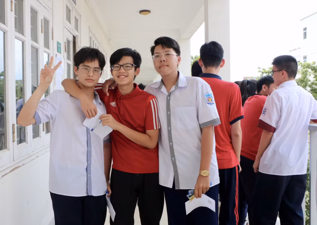 Học sinh thi môn chuyên phấn khởi sau khi hoàn thành bài thi.