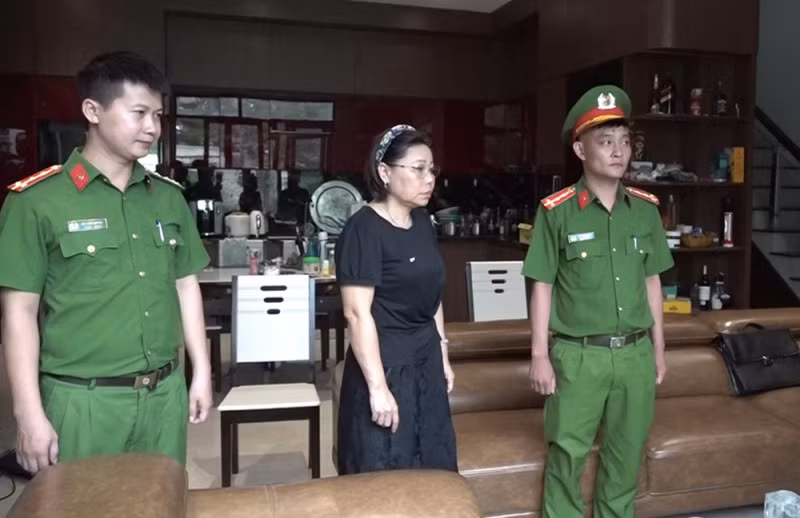 Bị can Nguyễn Thị Lam bị khởi tố về tội “Lợi dụng chức vụ, quyền hạn trong khi thi hành công vụ”.