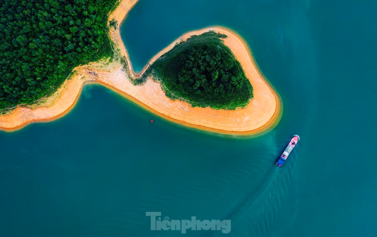 Trong việc quy hoạch phát triển, bảo đảm khả năng tích hợp đồng bộ các nhóm ngành kinh tế. Kết hợp hài hòa giữa phát triển du lịch và phát triển đô thị, nông thôn bền vững trên cơ sở bảo tồn, phát huy các giá trị tự nhiên, văn hóa truyền thống...