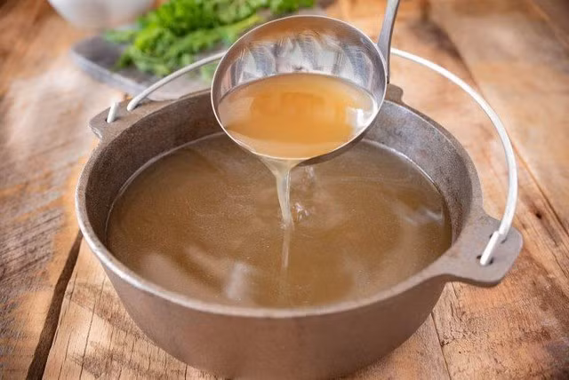 Nước hầm xương có hàm lượng collagen chưa qua chế biến cao tự nhiên.