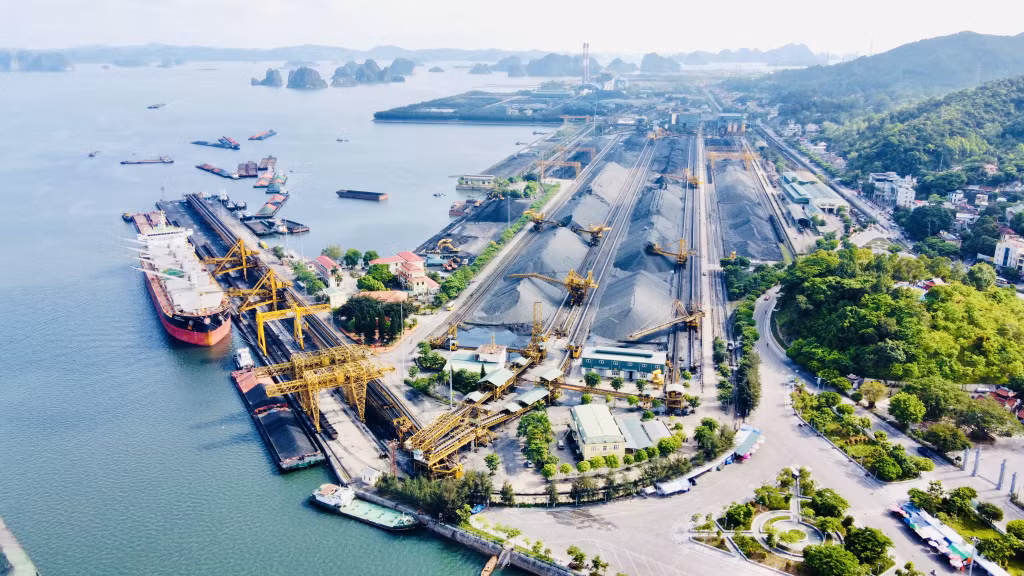 Toàn cảnh mặt bằng sản xuất, kho than, bến cảng Cửa Ông.
