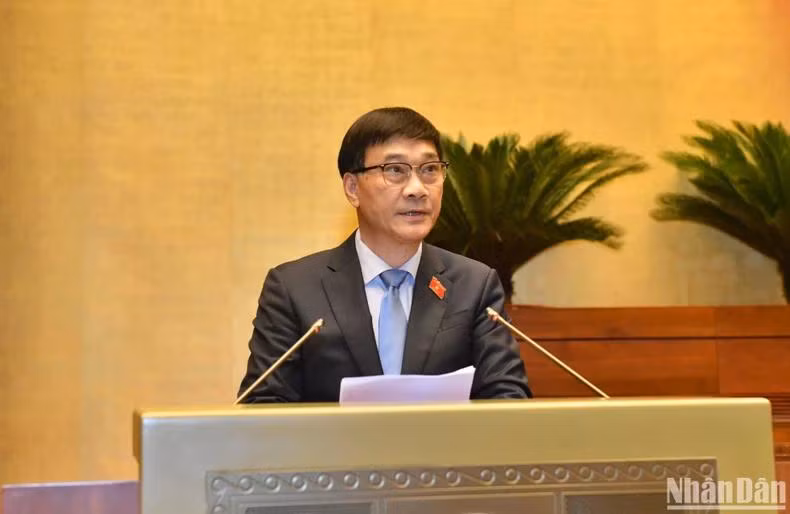 Chủ nhiệm Ủy ban Kinh tế của Quốc hội Vũ Hồng Thanh trình bày báo cáo thẩm tra về dự án Luật. (Ảnh: ĐĂNG KHOA)