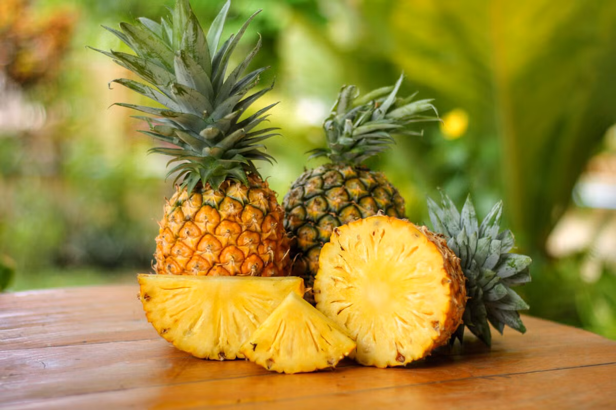 Dứa chứa nhiều nước, có tác dụng ngăn sỏi thận. Ảnh: 5aday