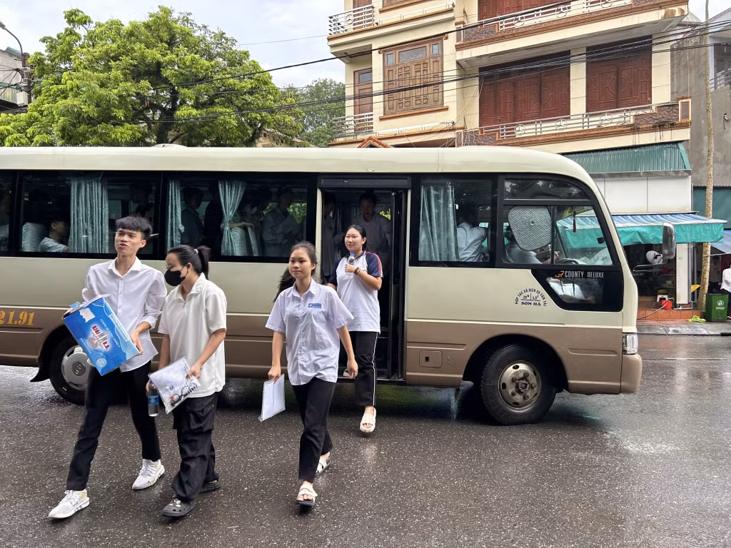 Huyện Tiên Yên bố trí xe đưa đón các thí sinh nhà xa điểm thi đến trường thi, đảm bảo không thí sinh nào không thể dự thi vì điều kiện thời tiết cực đoan.