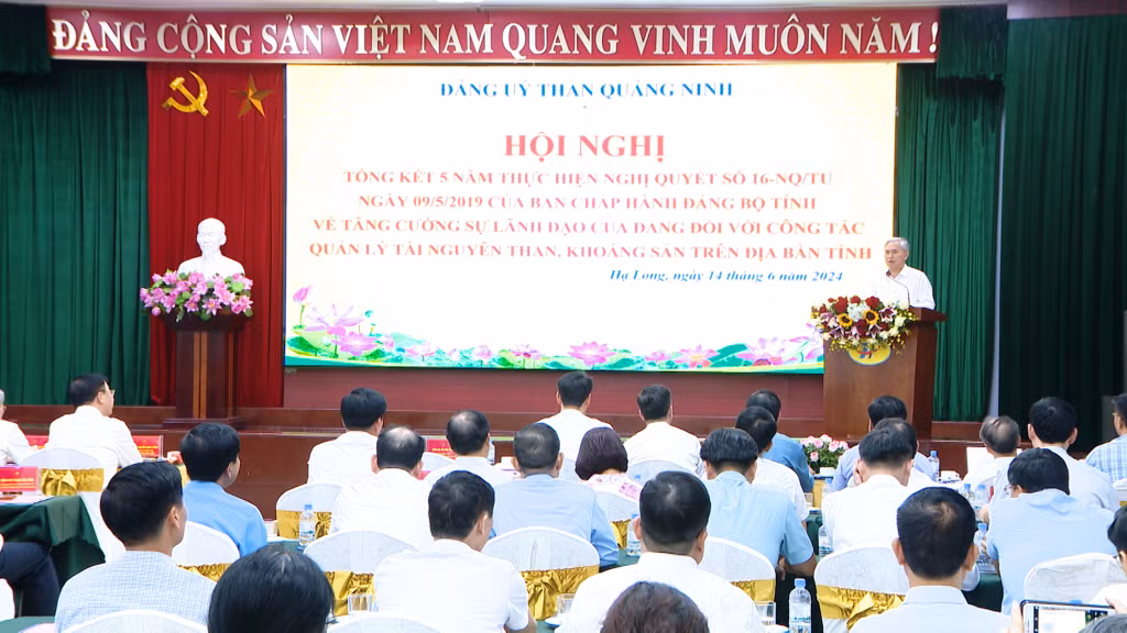 Đồng chí Vũ Anh Tuấn, Ủy viên BTV Tỉnh ủy, Bí thư Đảng ủy Than Quảng Ninh, Phó Tổng giám đốc TKV phát biểu chỉ đạo tại Hội nghị.