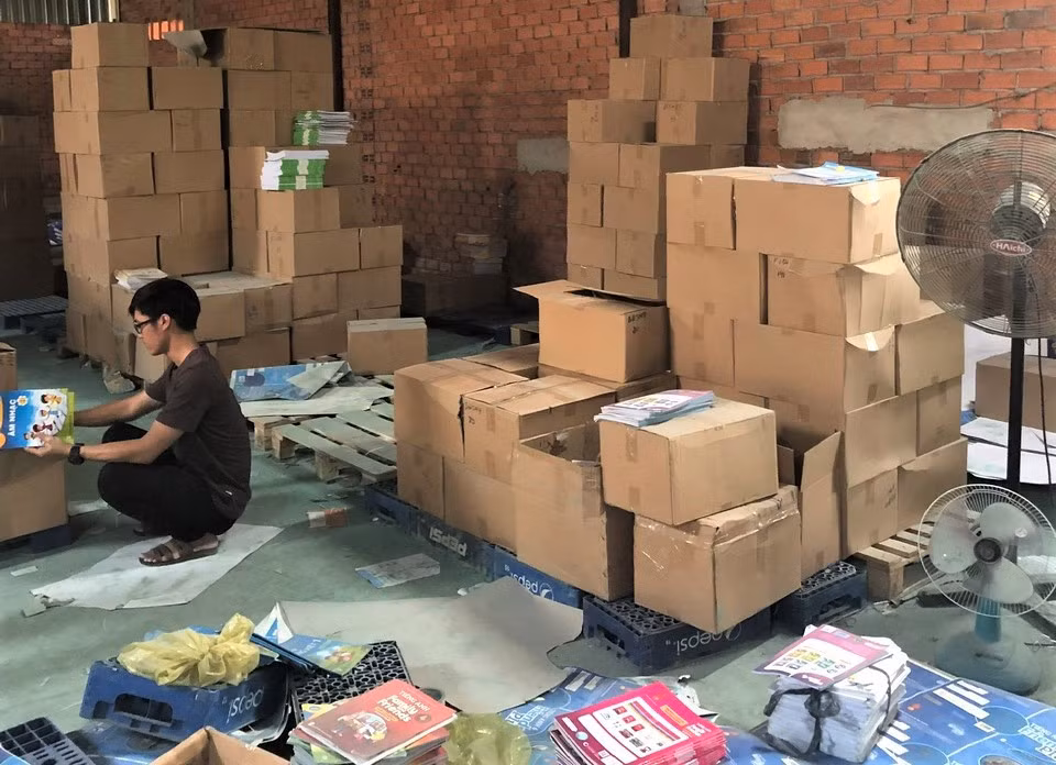 Các đối tượng mở nhiều xưởng để sản xuất, in lậu sách. Ảnh: CACC