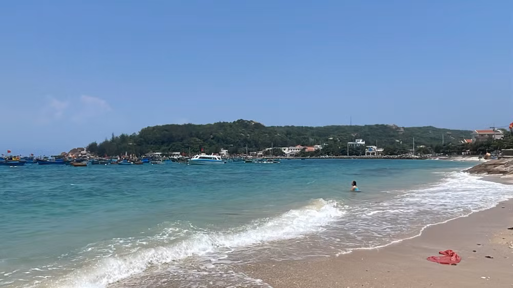 Ở Nhơn Châu có nhiều bãi biển đẹp với thiên nhiên hoang sơ, độc đáo. Du khách có thể tắm biển, lặn biển ngắm san hô hay chụp hình “sống ảo”. Nếu ở qua đêm, trên đảo còn có cả khách sạn, nhà nghỉ nhưng thường phải đặt trước khi bắt đầu mua vé tàu ca nô cao tốc. Thông thường, du khách chỉ dành một ngày là khám phá hết Nhơn Châu vì đảo có quy mô nhỏ.