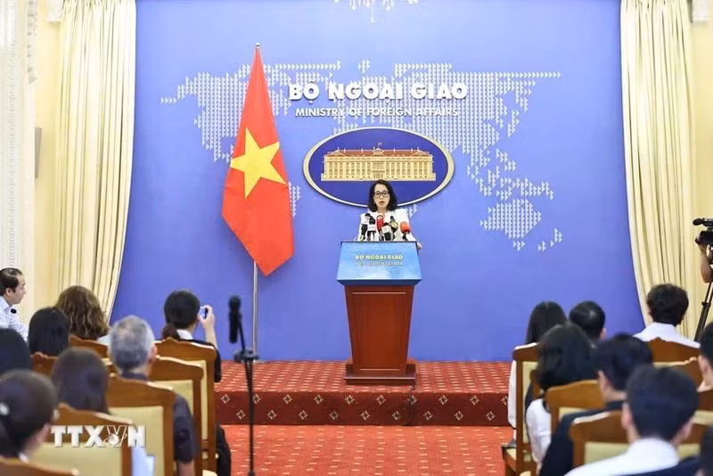 Người phát ngôn Bộ Ngoại giao Phạm Thu Hằng chủ trì họp báo thường kỳ tháng 6/2024. (Ảnh: TTXVN)