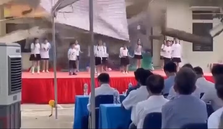 Khi học sinh đang biểu diễn mái hiên nhà văn hóa bất ngờ đổ sập. (Ảnh cắt từ clip)