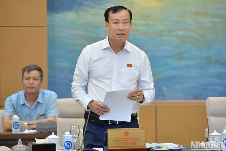 Chủ nhiệm Ủy ban Quốc phòng và An ninh Lê Tấn Tới báo cáo tại phiên họp. (Ảnh: DUY LINH)