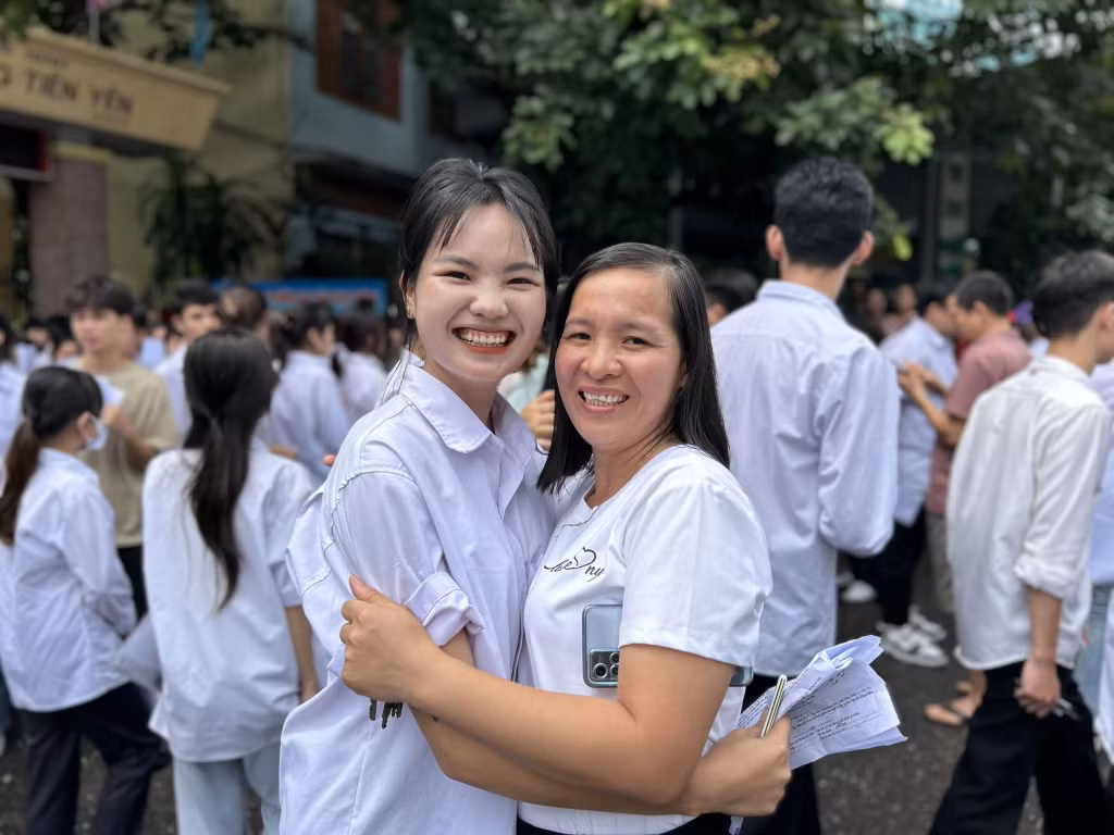 Những chiếc ôm động viên,...