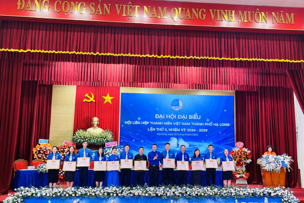 Đại diện lãnh đạo Hội LHTN Việt Nam tỉnh Quảng Ninh trao Bằng khen cho các tập thể, cá nhân có thành tích xuất sắc trong công tác thanh niên nhiệm kỳ 2020 - 2024.