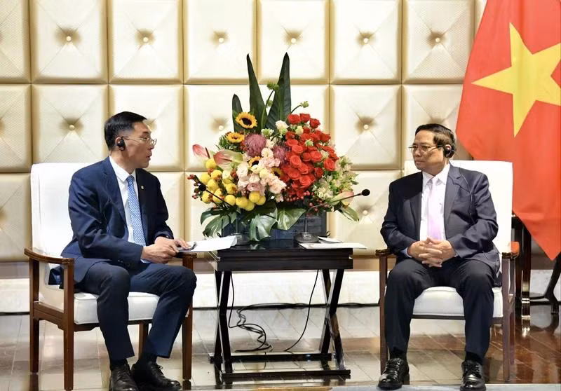 Thủ tướng Phạm Minh Chính tiếp ông Tôn Vinh Khôn, Chủ tịch HĐQT Công ty TNHH Đầu máy và toa xe Đại Liên. (Ảnh: THANH GIANG)